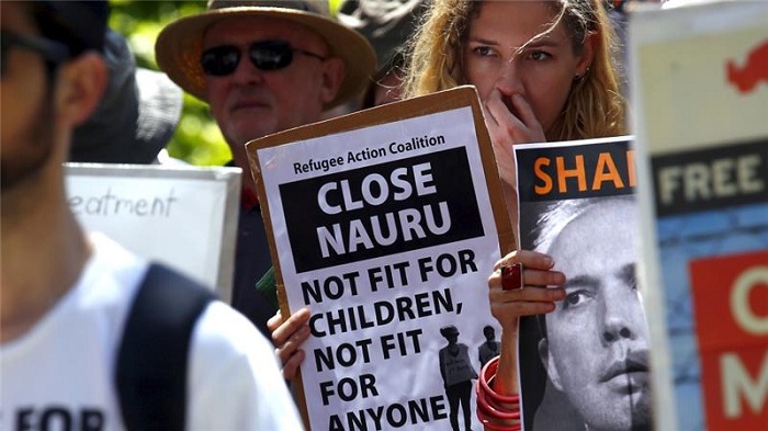 Australia lifts gag order on doctors treating refugees